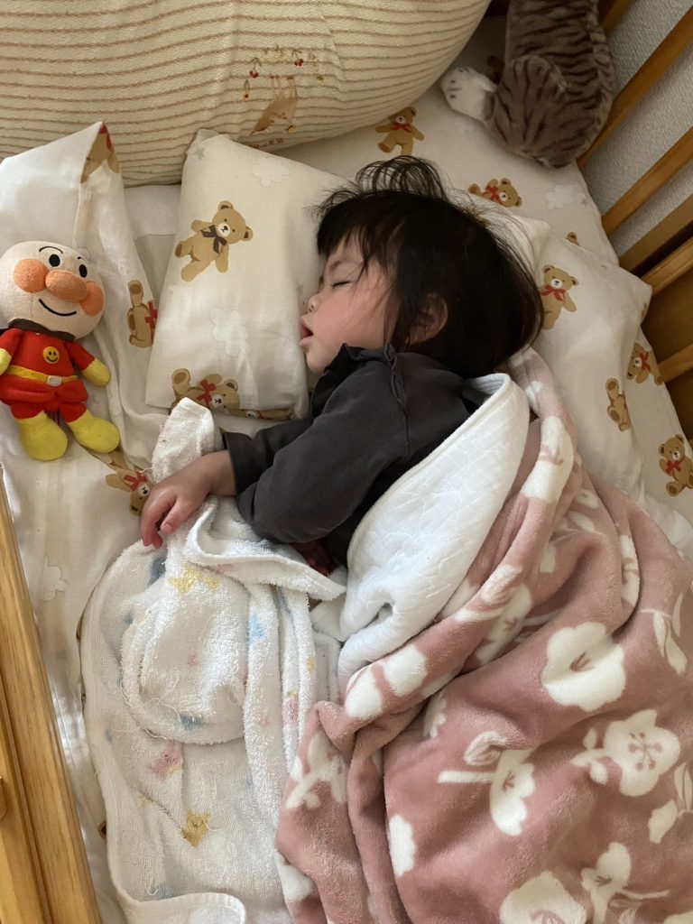 アンパンマンと熟睡する娘,サキ