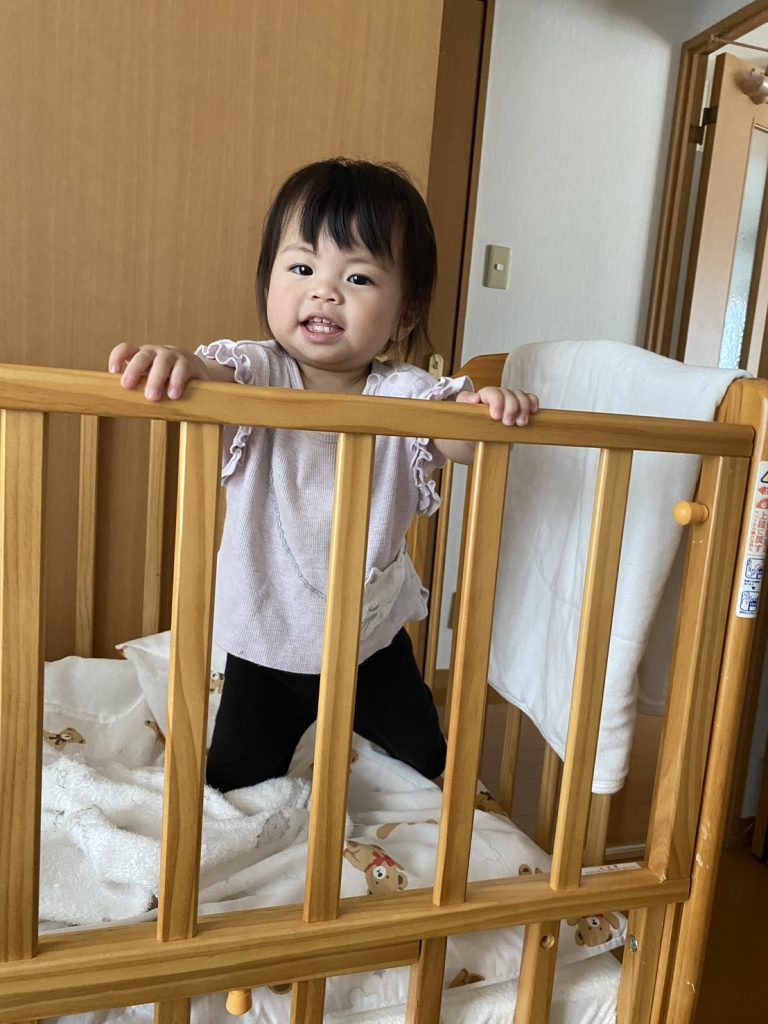 ベビーベッドを乗り越えそうな娘,サキ