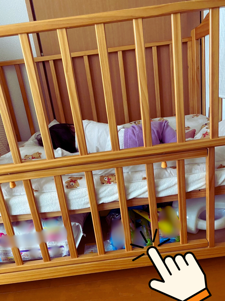 ベビーベッド下の便利な収納スペース